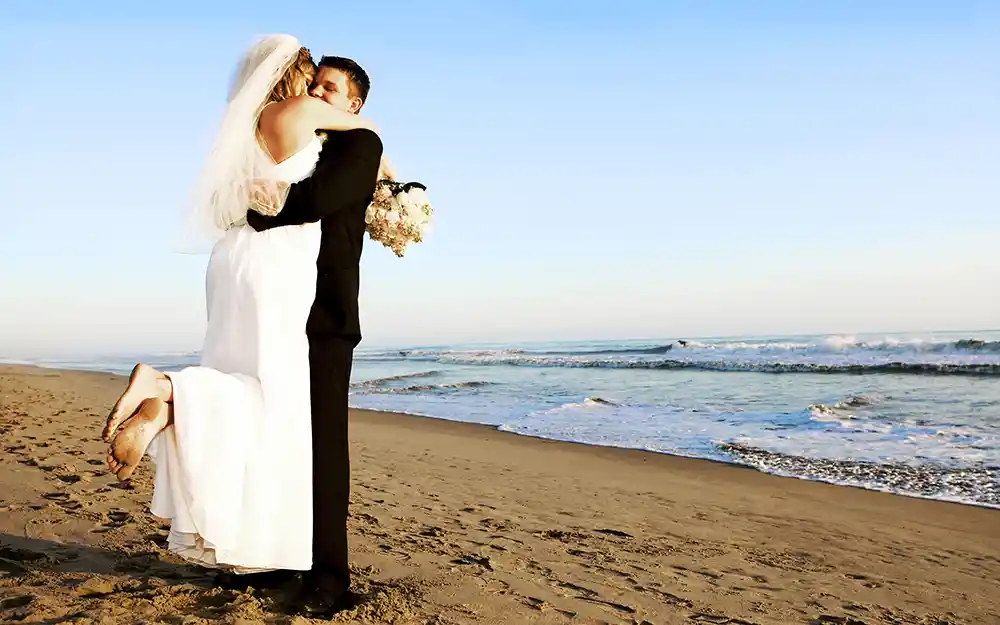 A couple enjoys the beach after their Charleston, South Carolina wedding ceremony